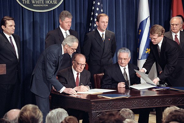 Zubak, alongside U.S. President Bill Clinton, overseeing the signing of the Washington Agreement between Alija Izetbegović and Franjo Tuđman in 1994