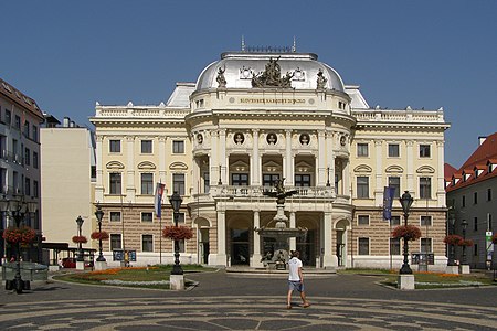 Tập_tin:Bratyslawa_Teatr_Narodowy.jpg