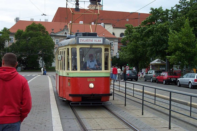 File:Brno, Moravské náměstí, historická tramvaj.jpg