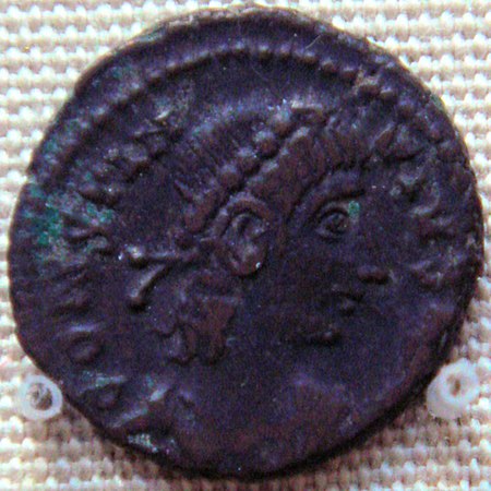 Tập_tin:Bronze_coin_of_Contantius_II_337_361_found_in_Karghalik.jpg