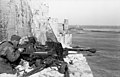 Soldat de la 7e PanzerDivizion surveillant l'entrée du port de Collioure avec son 2,8-cm schwere Panzerbüchse 41 mit leichter Feldlafette 41 depuis le Château Royal (1942).