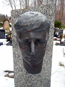 Busta Luďka Čajky na jeho hrobě