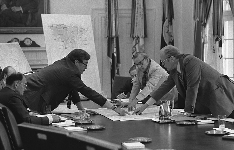 File:CIA Director George Bush discusses Beirut with President Ford - NARA - 7141664.jpg