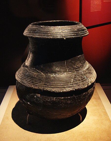 ไฟล์:CMOC_Treasures_of_Ancient_China_exhibit_-_black_pottery_cauldron.jpg