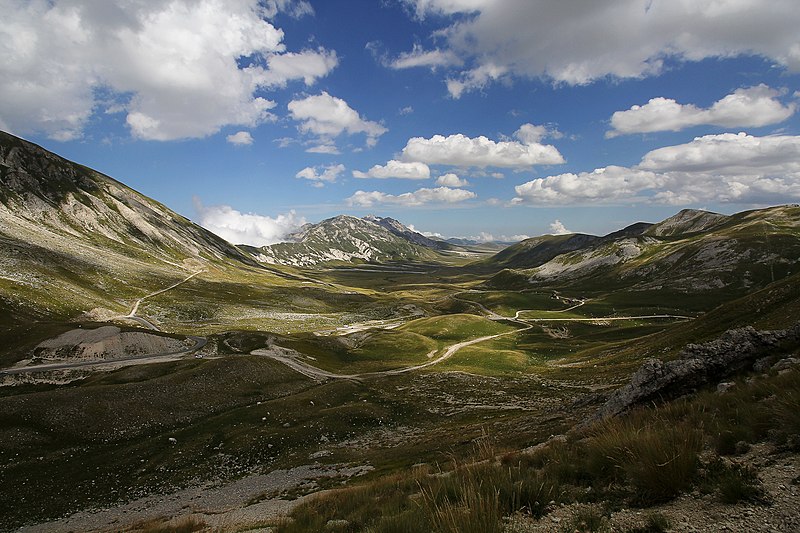 File:Campo imperatore vallata.jpg