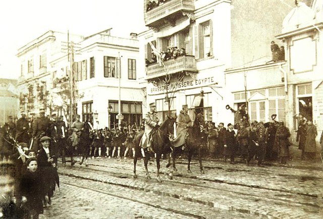 Constantine with George I and the Greek Army enter Thessaloniki