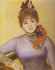 Séverine, buste de face, bras droit accoudé sur sa chaise, un nœud sur ses cheveux, un ruban décoré de fleurs