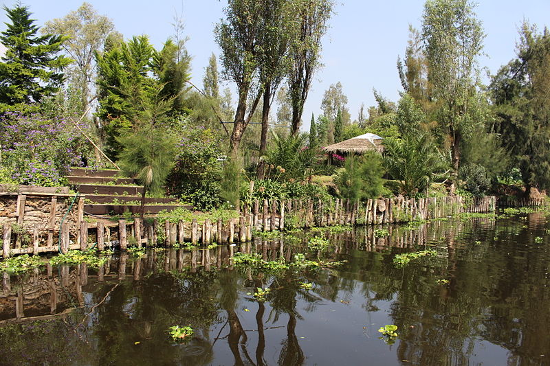 File:Casa a la orilla del canal de Xochimilco.JPG