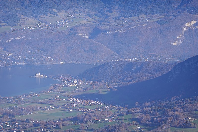 File:Château de Duingt @ Belvédère du Sentier du Planay @ Semnoz (50971784783).jpg