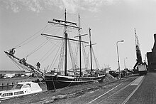 The Onedin Line - Scottish actor Ken Hutchison at recordings of the Onedin  Line episode “Not Wanted on Voyage” (1976). Hutchison played Mate and  Captain Matt Harvey in series 4 of The