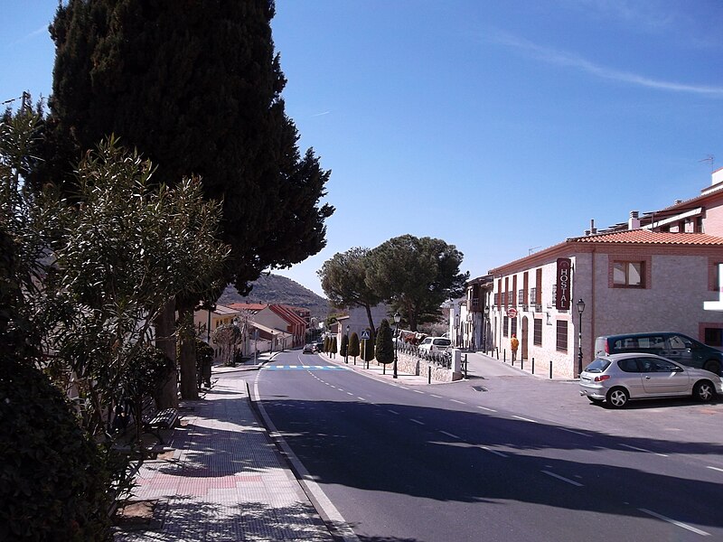 File:Chiloeches-Calles y casas 02.JPG