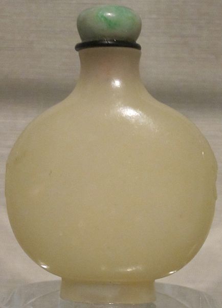 File:Chinese snuff bottle, Qing dynasty, c. 1750-1850, nephrite bottle with nephrite stopper, Honolulu Museum of Art.JPG