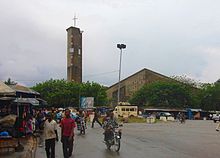 Bouaké utcaképe és római katolikus katedrálisa