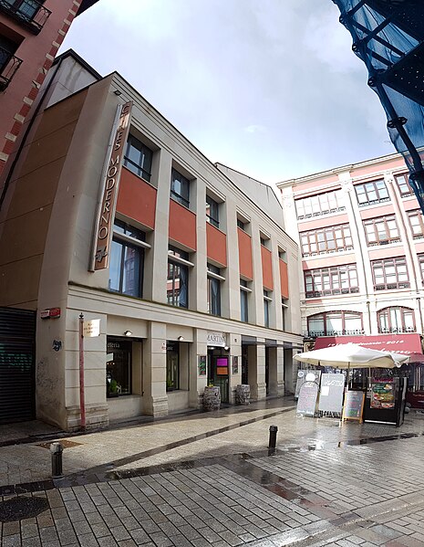 File:Cines Moderno Logroño Panorama.jpg