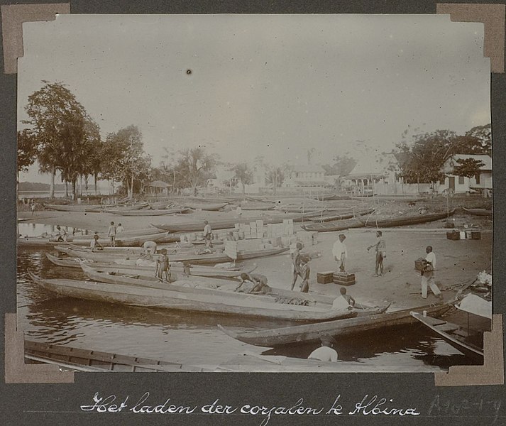 File:Collectie NMvWereldculturen, RV-A102-1-9, 'Het laden der corjalen te Albina'. Foto- G.M. Versteeg, 1903-1904.jpg