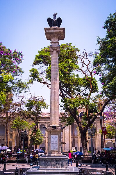 File:Columna de los Héroes, Cóndor en la Plaza Principal 14 de Septiembre Cochabamba.jpg