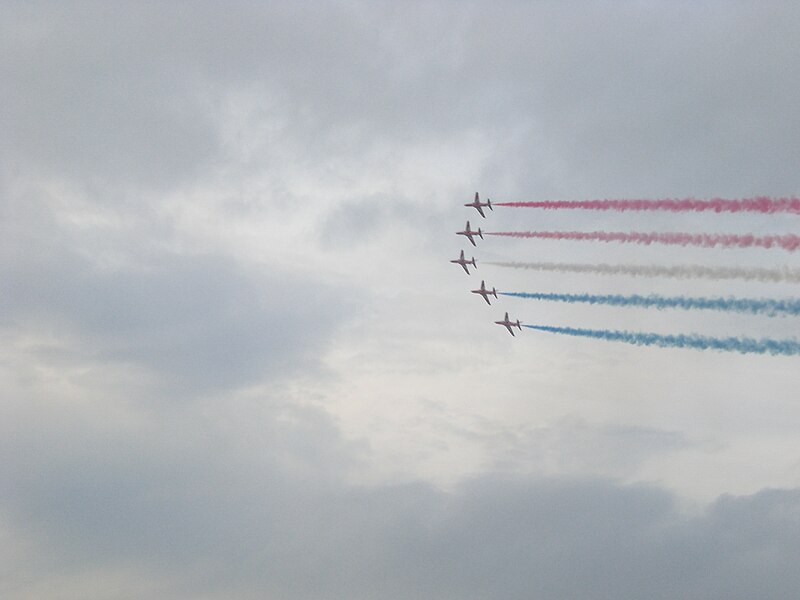 File:Cowes Week 2008 Red Arrows display 13.JPG