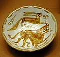 ネコ様の動物と野兎が描かれたラスター彩の杯。10世紀、イラクもしくはエジプト