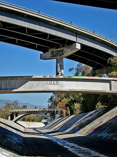 File:Curving ramp supported over Arroyo Seco.jpg