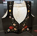 Kamizelka bawełnianiana z haftem kwiatowym 3 cw. XIX w. English: Cotton vest with flower embroidery 3 cw. Nineteenth century