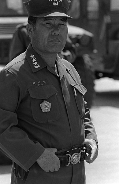 File:DN-SN-89-05017 Lieutenant General (LGEN) Park Koo II.jpeg