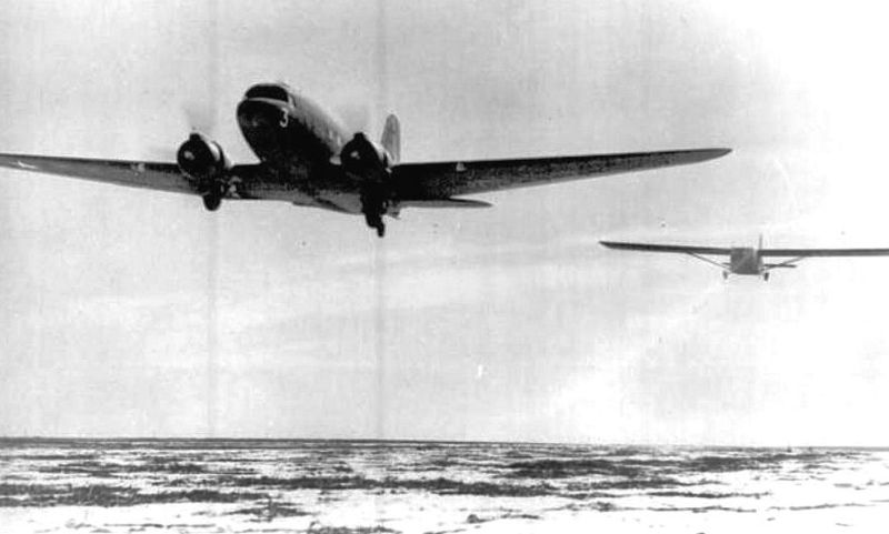 File:Dalhart Army Airfield - C-47 and CG-4 Glider.jpg