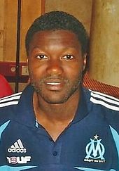 Photographie montrant Djibril Cissé avec le maillot marseillais.