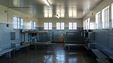 Lits superposés en métal dans le dortoir de la prison à sécurité maximale de Robben Island