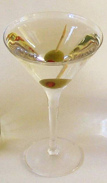 https://upload.wikimedia.org/wikipedia/commons/thumb/1/10/Dry_Martini-2.jpg/350px-Dry_Martini-2.jpg