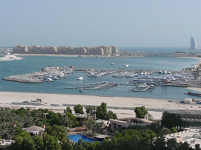 Le Burj Al Arab et la Dubaï Marina aux ÉAU.