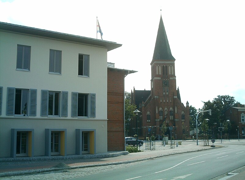 File:Eggesin Rathaus und Martin-Luther-Kirche.JPG