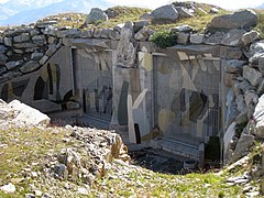 Un monobloc à Andermatt équipé de deux canons d'artillerie de forteresse BISON. On peut remarquer, derrière le rideau de chaînes, les tuiles de blindage réactif explosif TERA protégeant chaque embrasure.