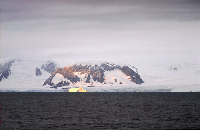 Elefantøya sett fra sjøen.