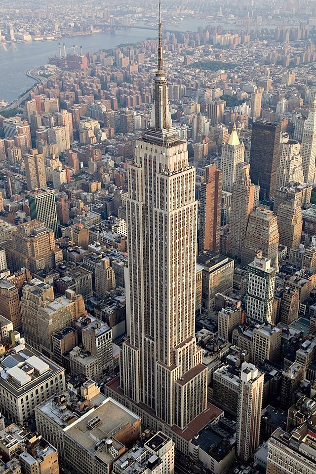 443 метара високи Емпајер стејт билдинг (изграђен 1931, Њујорк, САД)