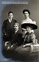 Съпругата му Елиза с децата им Виктория и двата сина