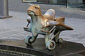 Allegorische Skulptur zur Erinnerung an Carl Clemens Bücker auf dem Rand des Erfinderbrunnens in Koblenz