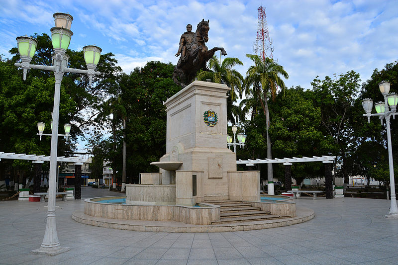 File:Estatua Simón Bolívar Plaza Bolívar El Tigre Anzoátegui.jpg