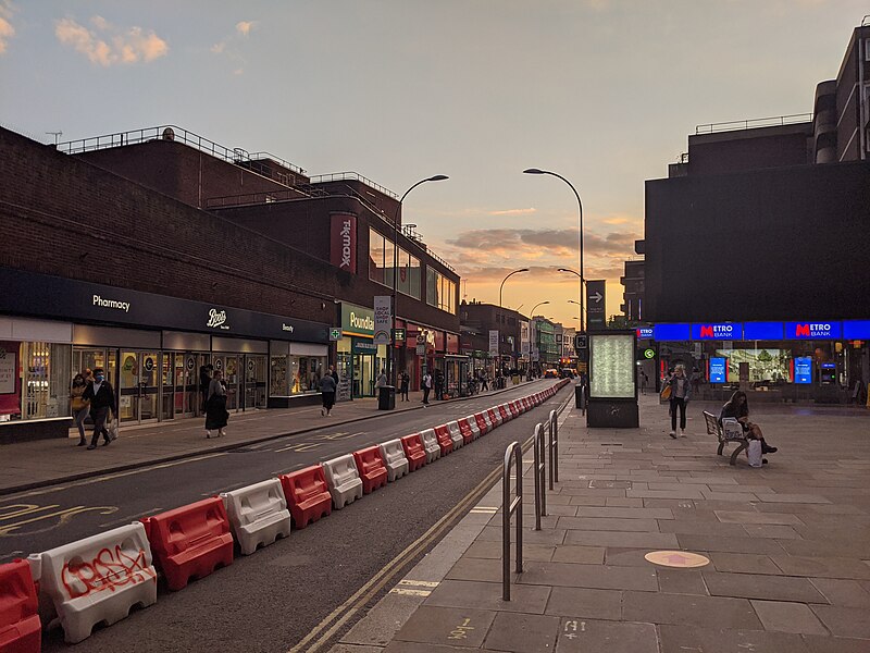 File:Evening walk in Hammersmith (50296072787).jpg