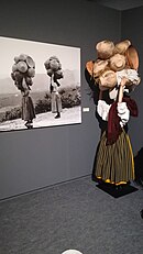 Women carrying ceramic pots to market. Pontevedra Museum. Exhibition Ruth Anderson in Pontevedra 03.jpg