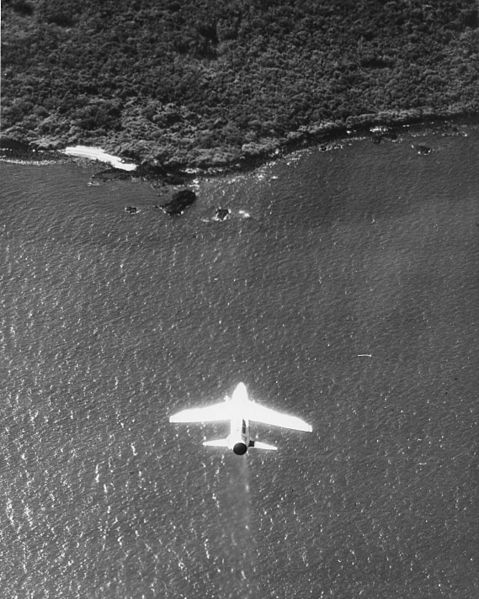 File:F-8E Crusader from USS Oriskany (CVA-34) attacks target in Vietnam in August 1965.jpg