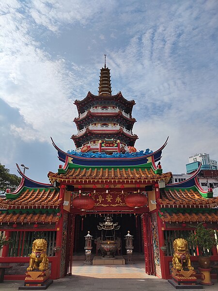 File:Facade of Tua Pek Kong Temple, Sibu.jpg