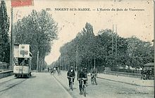 Tramway nogentais à impériale, en traction électrique, vers 1900, à l'entrée du Bois de Vincennes.