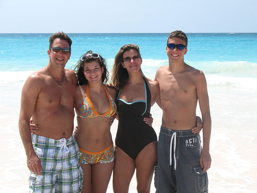 File:Family at the beach.jpg - Wikimedia Commons