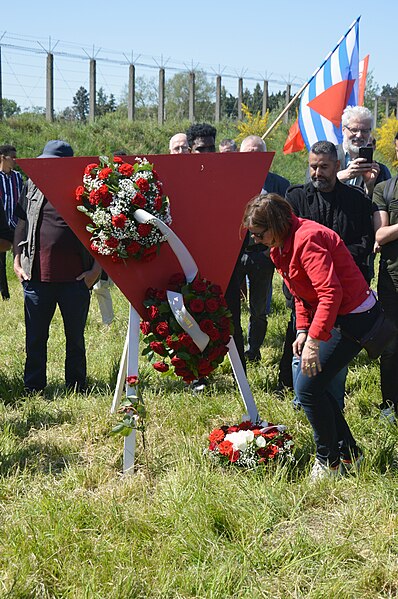 File:Floral tribute at the red triangle, 8 May commemoration 2022, Fort Breendonk.jpg