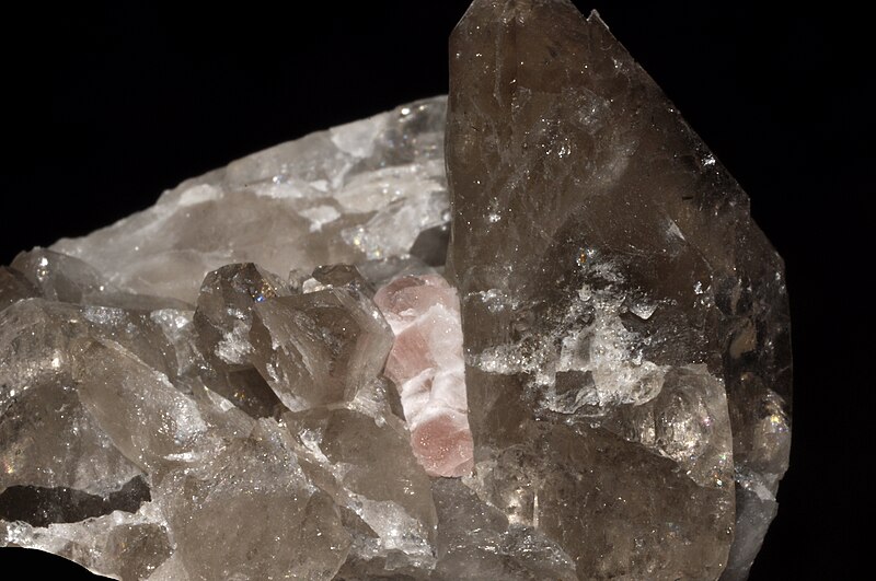 File:Fluorine (fluorite) rose sur quartz fumé 1(France).jpg