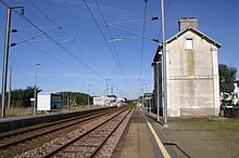 Gare de Bannalec depuis le quai ; vue sur les voies en direction de Quimper. Auteur de la photographie : Bruno Corpet.