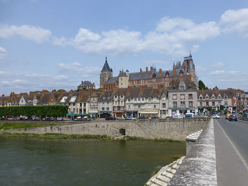 File:Gien-Eglise et château.jpg