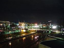 Qendra e qytetit Salo gjatë natës