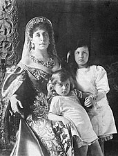 Storfurstinnan Victoria Feodorovna med sina två döttrar.