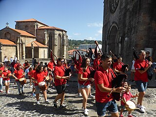 Grupo de gaitas ante las iglesias de San Francisco y Santa María, en Betanzos. Galicia, España.jpg